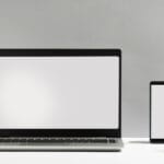 ordinateur portable et smartphones pour illustrer le choix entre site vitrine, catalogue ou e-commerce au Maroc